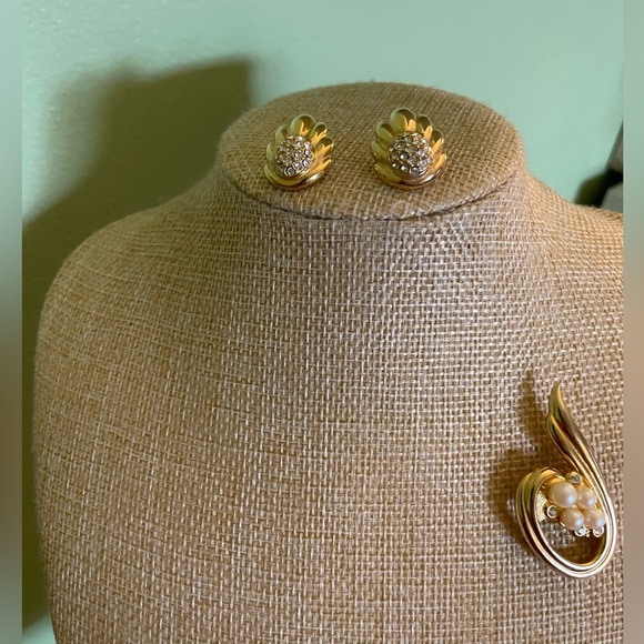 Gold brooch and earrings bundle - Picture 8 of 13